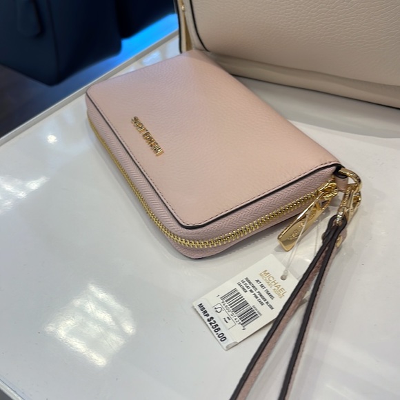 Michael Kors Jet Set Travel Large Flat Multifunction Phone Case Wristlet 
NWT - Picture 8 of 16